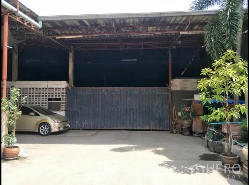 货栈 出售在Lat Krabang, Bangkok - 仓库正立面，大型滑门与停车空间。