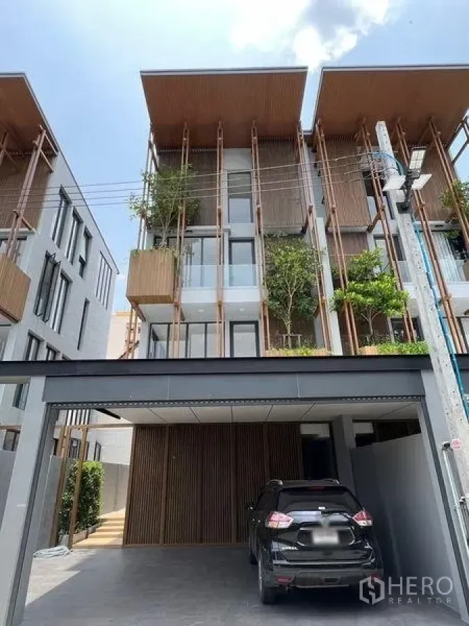 带办公室的家 出售在Wang Thonglang, Bangkok - 当代联排外观，竖向木格与绿化花槽，配双车位雨棚车库。
