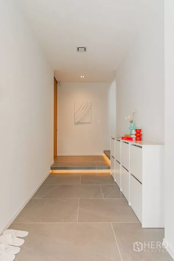 Detached House for rent in Saphan Sung, Bangkok - Minimal hallway with built-in cabinets and step lighting.