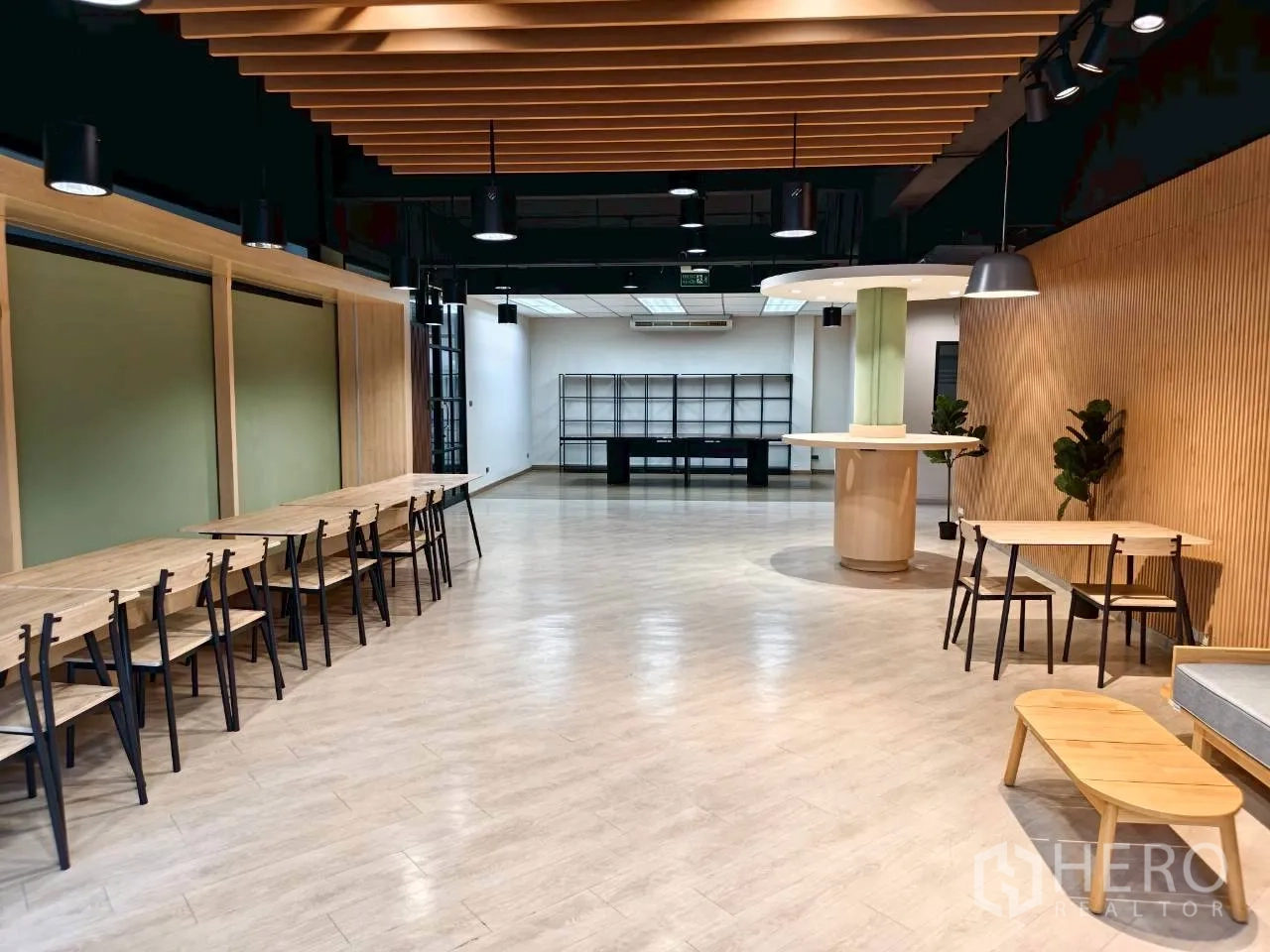 独立物业 for rent in Lak Si, Bangkok - 协作休闲区，木格栅天花、长条桌与射灯。