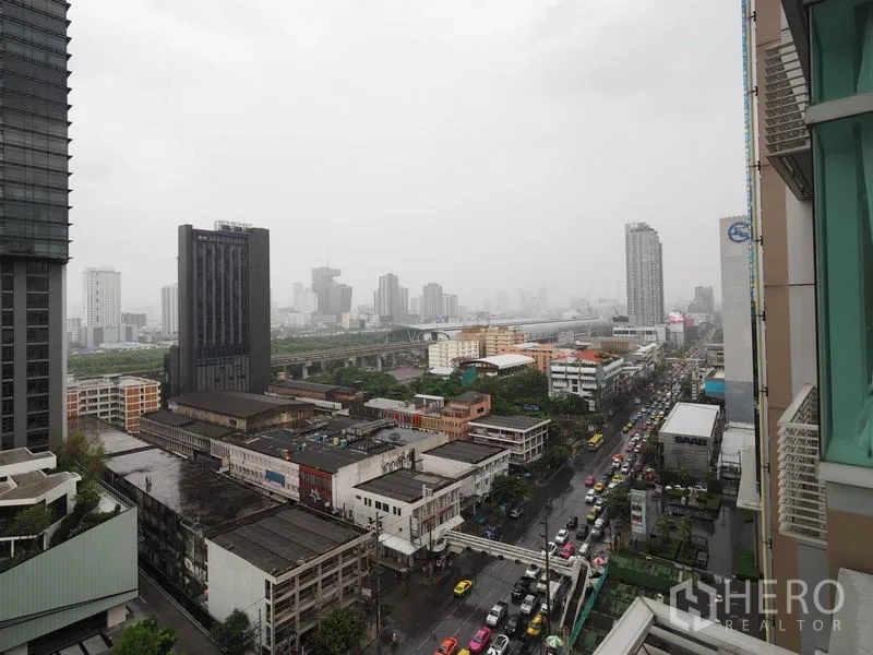 คอนโด ให้เช่าในRatchathewi, Bangkok - วิวเมืองชั้นสูงของกรุงเทพฯ และถนนคึกคักจากคอนโดในย่านราชเทวี