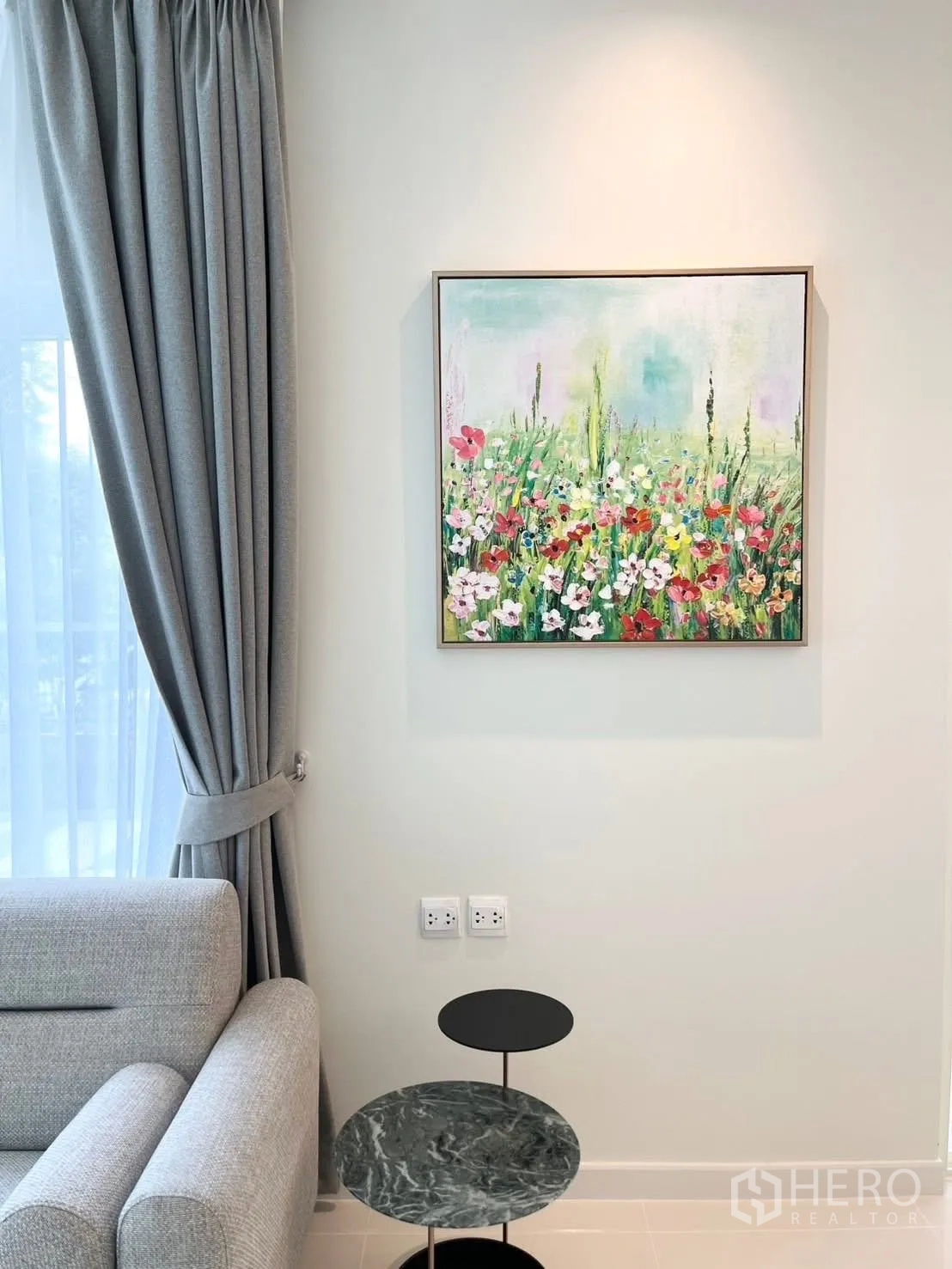 บ้านเดี่ยว for rent in Bang Phli, Samut Prakan - มุมตกแต่งด้วยภาพงานศิลป์ โต๊ะข้าง และผ้าม่านยาวจรดพื้น.