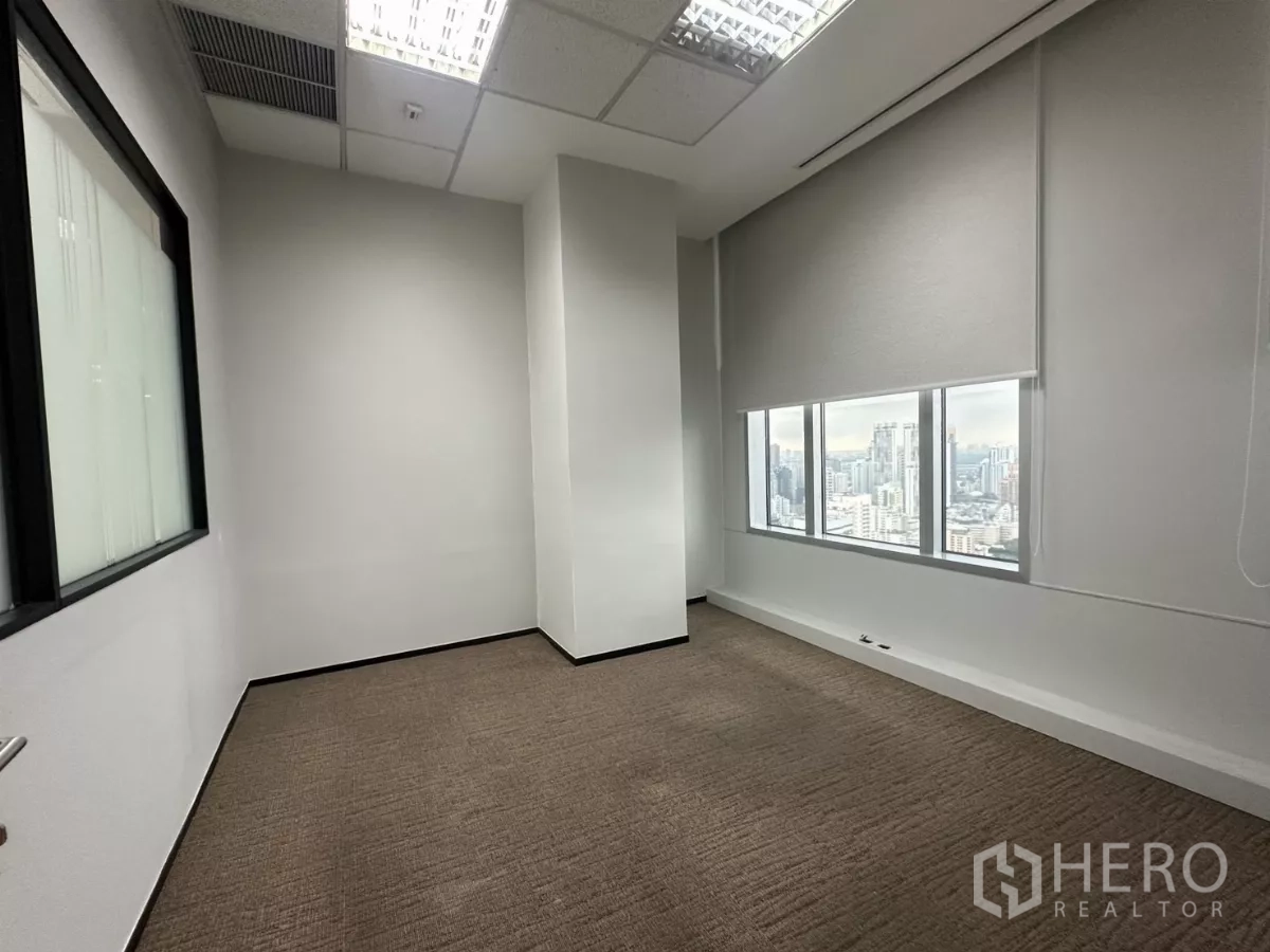 办公空间 出租在Watthana, Bangkok - 小型独立办公室，地毯铺设，城市景观窗引入自然光。