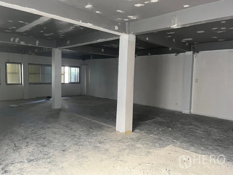 Retail Space for rent in Pathum Wan, Bangkok - Corner retail area with several windows and open layout suitable for custom design.