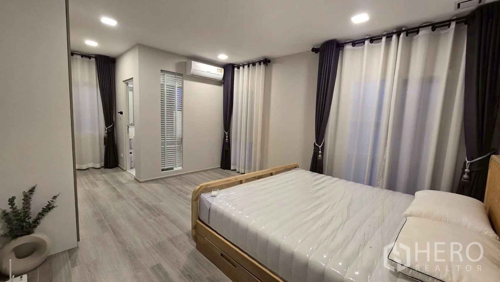 半独立式住宅 for rent in Prawet, Bangkok - 宽敞卧室，配床与多扇窗，连通相邻空间