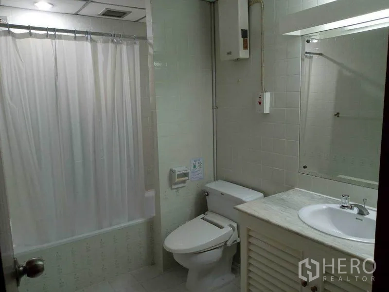 公寓 出租在Watthana, Bangkok - 瓷砖浴室，浴缸带浴帘、洗手台与马桶