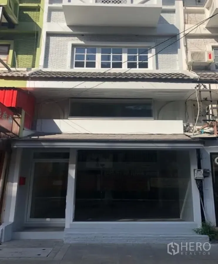 พื้นที่ขายปลีก ให้เช่าในWatthana, Bangkok - หน้าตึกแถวค้าปลีกติดถนน พร้อมกระจกบานใหญ่ เขตวัฒนา กรุงเทพฯ.