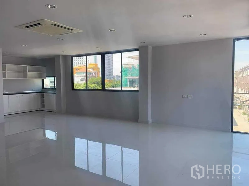 联排别墅 出租或出售在Yan Nawa, Bangkok - 宽敞的开放式楼层，带简易餐厨与城市景观窗。