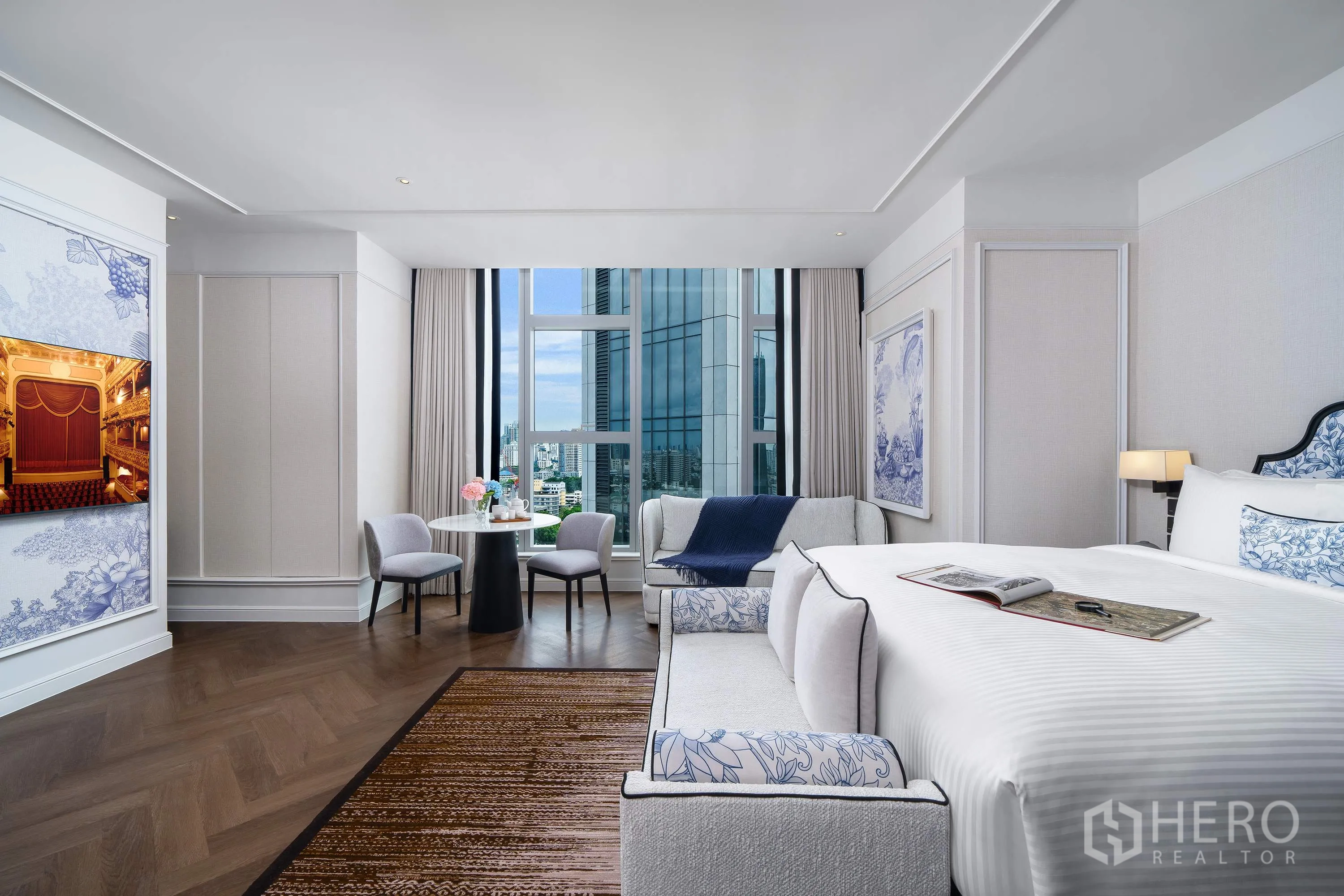 คอนโด for rent in Khlong Toei, Bangkok - มุมห้องนอนพร้อมชุดนั่งเล่นและโต๊ะทานอาหารติดหน้าต่างบานใหญ่เห็นวิวกรุงเทพฯ