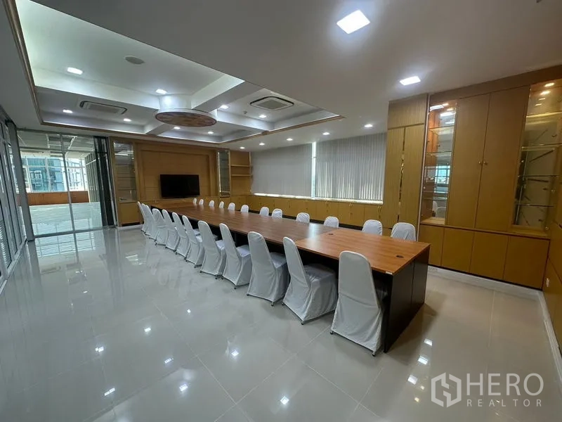 สำนักงาน ให้เช่าในSuan Luang, Bangkok - ห้องประชุมผู้บริหาร โต๊ะยาวพร้อมเก้าอี้ ทีวี และตู้เก็บของ