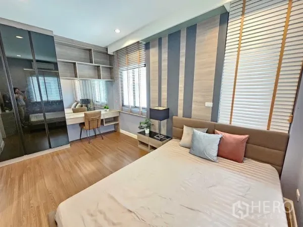 บ้าน ให้เช่าในPrawet, Bangkok - ห้องนอนสว่าง ผนังลายทาง มุมทำงานบิวท์อิน และตู้เสื้อผ้าบานกระจก