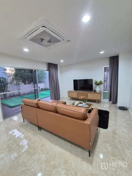 Detached House for rent in Bang Kruai, Nonthaburi - Living area facing TV console with wide windows and glossy marble floors.