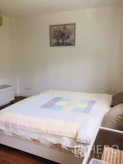 Townhouse for rent in Bang Kapi, Bangkok - Cozy bedroom with double bed and soft lighting over wooden flooring.