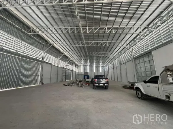 货栈 出租在Prawet, Bangkok - 开放式仓库区，钢结构、百叶窗带通风，混凝土地面可停靠车辆。