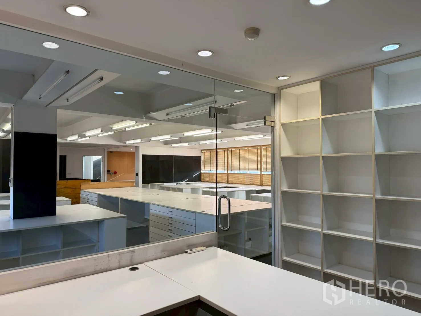 ออฟฟิศ for rent in Huai Khwang, Bangkok - ห้องประชุมผนังกระจก ประตูบานเลื่อน ไฟดาวน์ไลท์ และชั้นเก็บของบิวท์อิน
