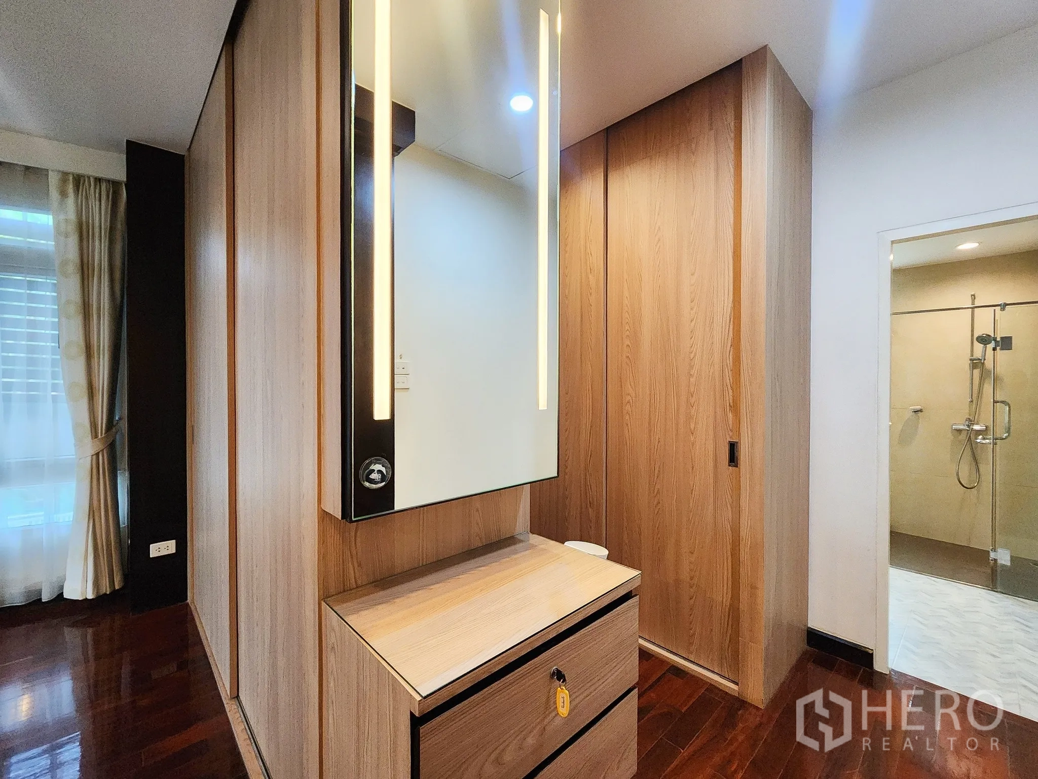 Detached House for rent in Bang Kapi, Bangkok - Dressing area with vanity leading into the ensuite bathroom.