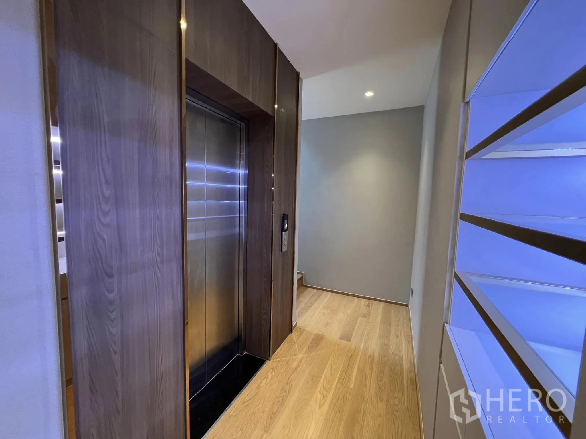 Detached House for rent or sale in Yan Nawa, Bangkok - Private home elevator next to built-in display shelving.