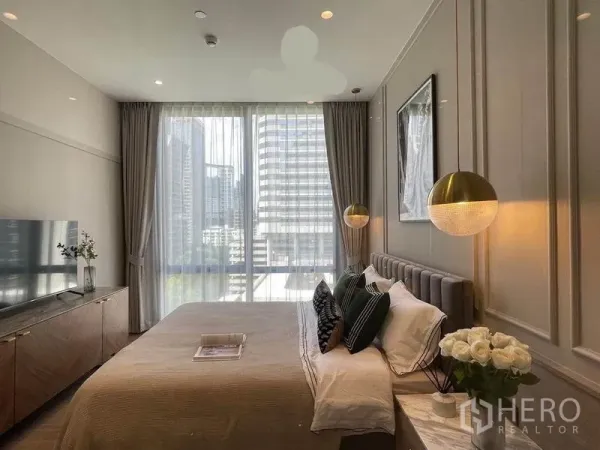 คอนโด ให้เช่าในPathum Wan, Bangkok - ห้องนอนสว่าง กระจกเต็มบาน มุมมองเมือง และโคมไฟแขวนดีไซน์