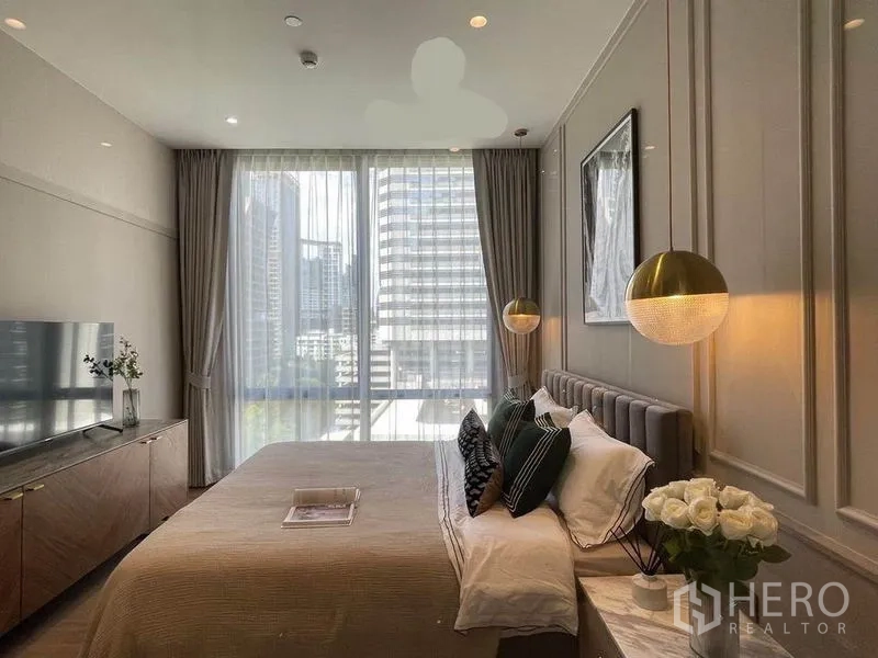 คอนโด ให้เช่าในPathum Wan, Bangkok - ห้องนอนสว่าง กระจกเต็มบาน มุมมองเมือง และโคมไฟแขวนดีไซน์