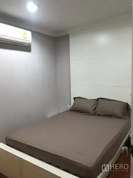 คอนโด ให้เช่าหรือขายในWatthana, Bangkok - ห้องนอนที่สองพร้อมเตียงคู่ แสงไฟนุ่มนวล และแอร์แบบติดผนัง