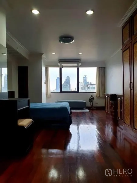 公寓 出租或出售在Watthana, Bangkok - 宽敞卧室，实木地板与大窗户俯瞰城市。