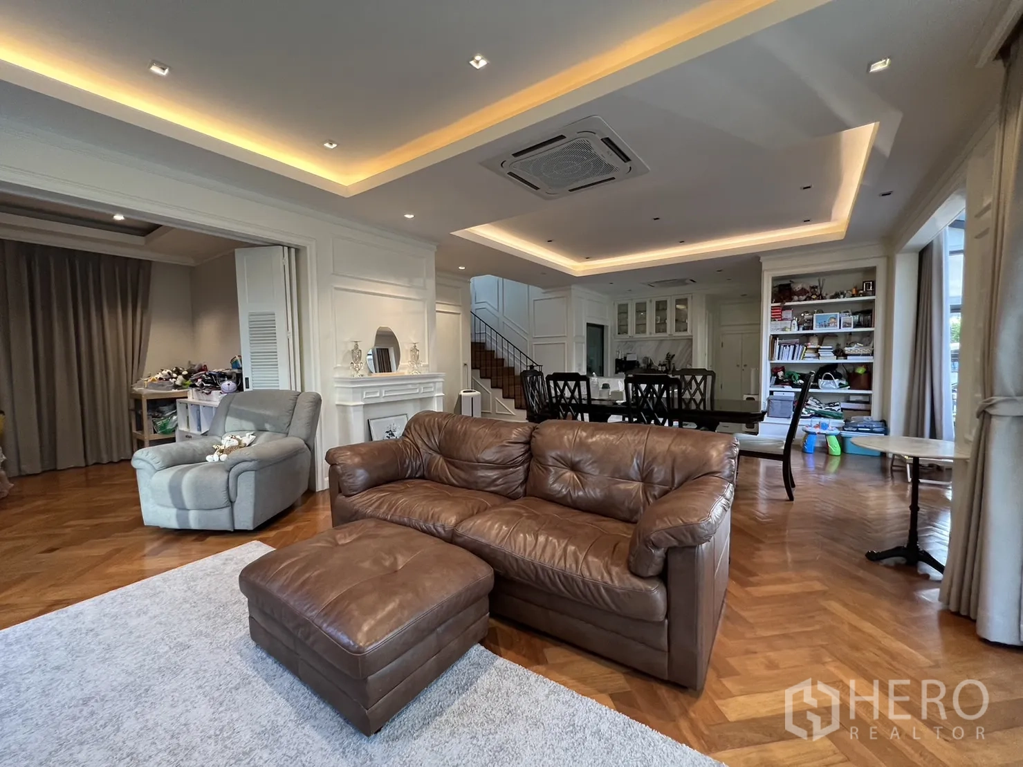 บ้าน ให้เช่าในSuan Luang, Bangkok - ห้องนั่งเล่น‑รับประทานอาหารกว้าง พร้อมไฟฝ้าซ่อนและโซฟาหนัง