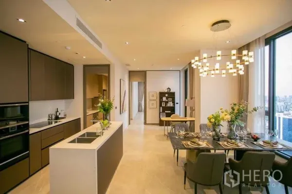 คอนโด ให้เช่าในWatthana, Bangkok - ครัวร่วมสมัยมีไอส์แลนด์ เตาอบบิลท์อิน และโต๊ะทานข้างหน้าต่างบานใหญ่