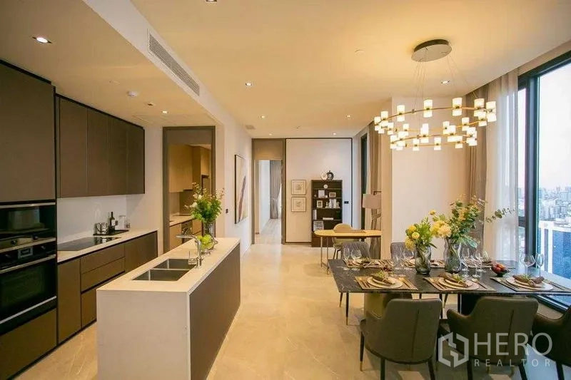 คอนโด ให้เช่าในWatthana, Bangkok - ครัวร่วมสมัยมีไอส์แลนด์ เตาอบบิลท์อิน และโต๊ะทานข้างหน้าต่างบานใหญ่
