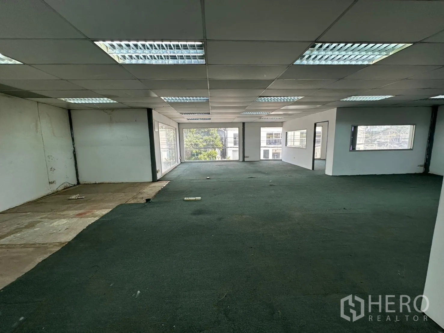 Warehouse for rent in Suan Luang, Bangkok - Large open-plan upper office with carpet and panoramic street windows.