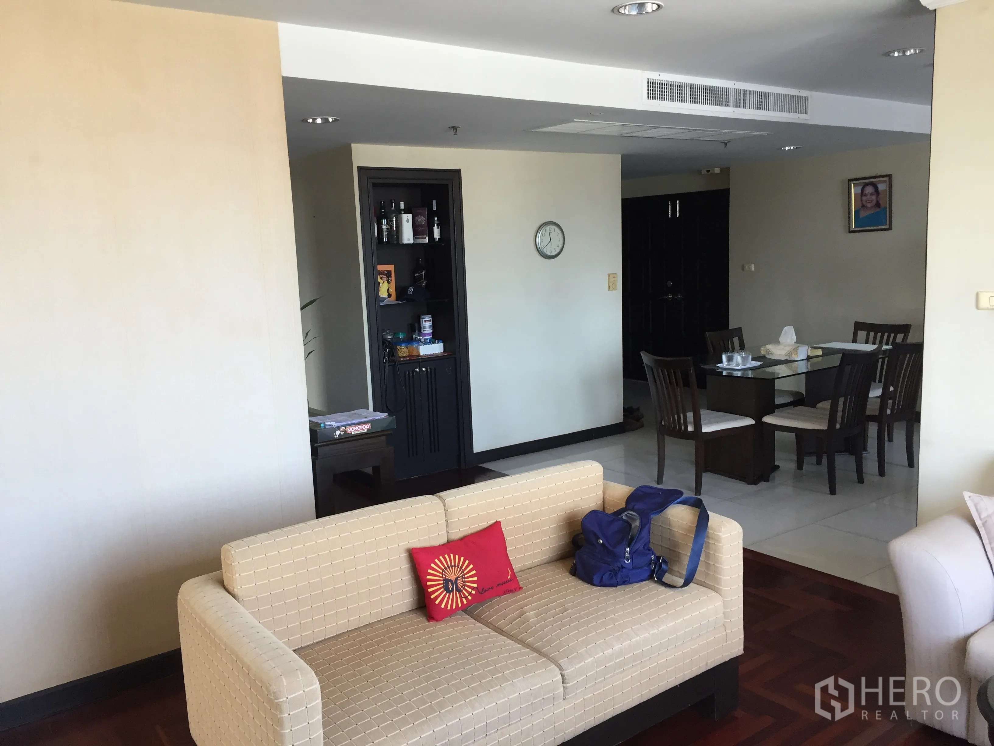 公寓 出租或出售在Khlong Toei, Bangkok - 起居区面向餐厅，带内置柜体与素雅装饰。