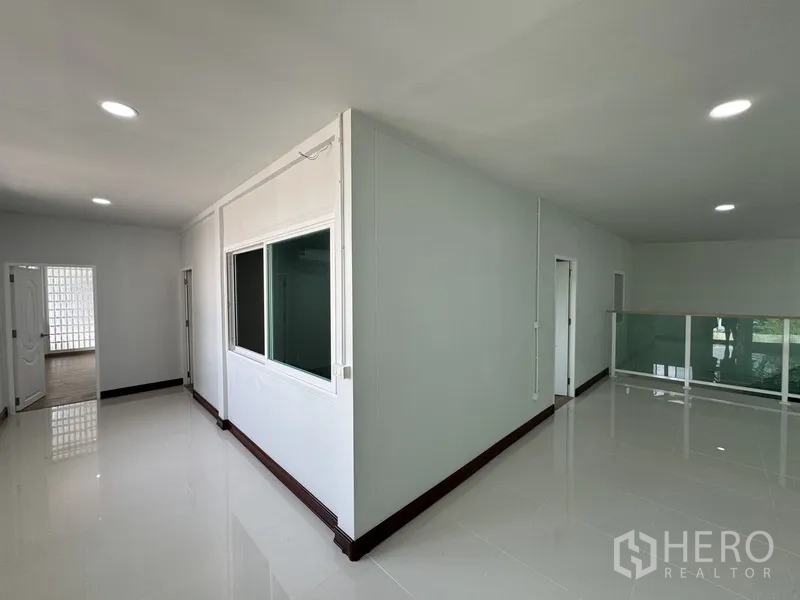 Townhouse for sale in Bueng Kum, Bangkok - Upstairs corridor with a row of windows bringing natural light.
