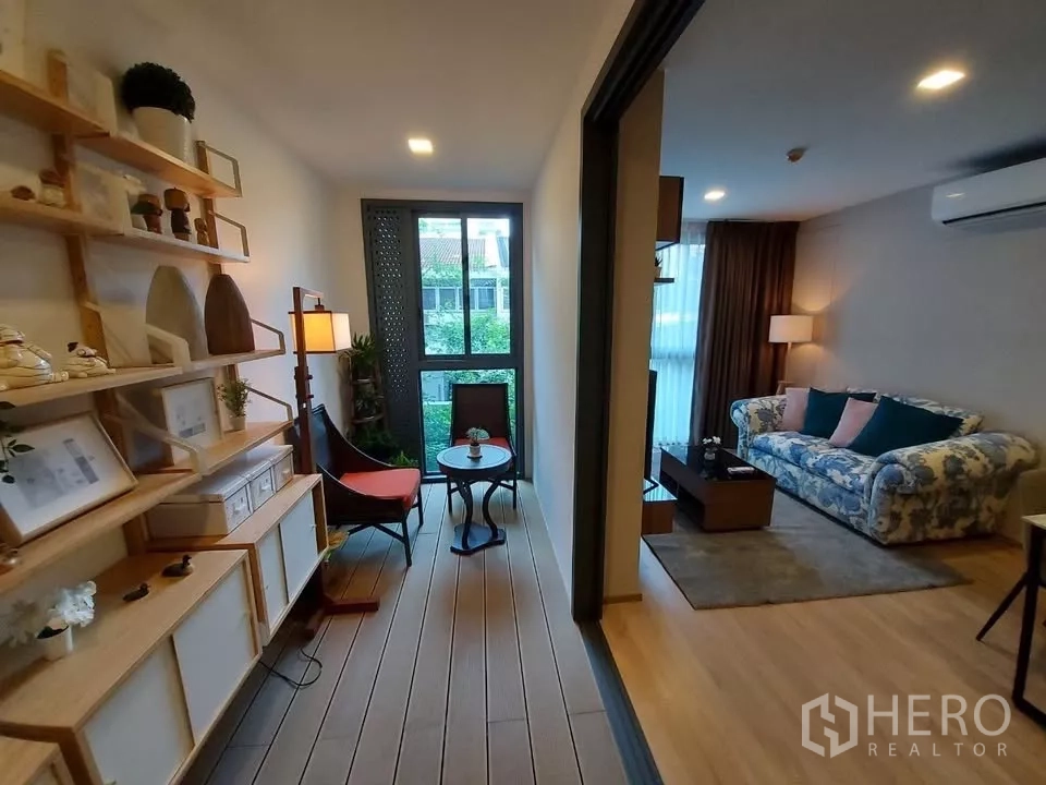 公寓 出租在Watthana, Bangkok - 明亮书房，带嵌入式置物架与窗边小圆桌，连接客厅。