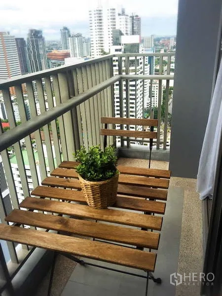 คอนโด ให้เช่าในWatthana, Bangkok - ระเบียงส่วนตัวพร้อมชุดโต๊ะไม้ มองเห็นวิวสกายไลน์เมือง