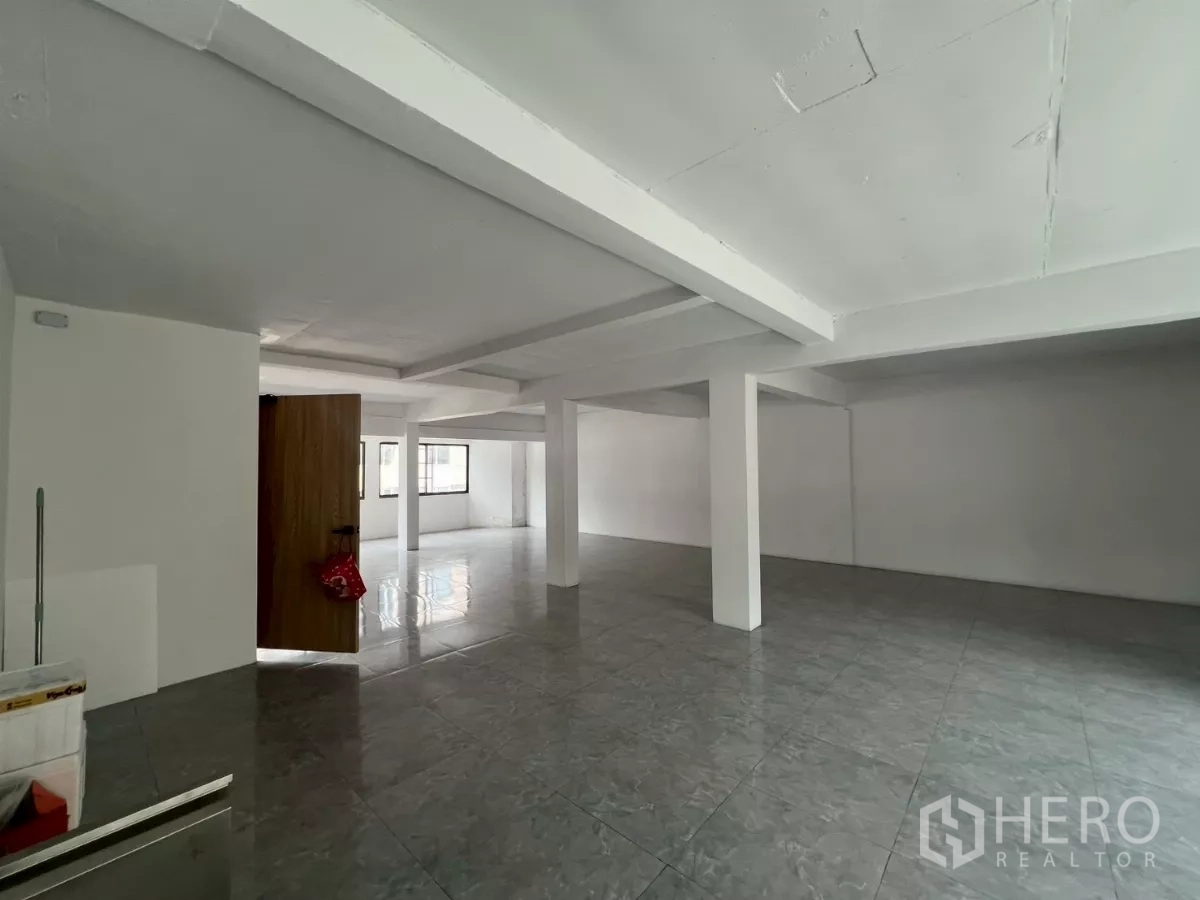 Retail Space for rent in Pathum Wan, Bangkok - Expansive open-plan floor with white columns and glossy gray tile flooring.