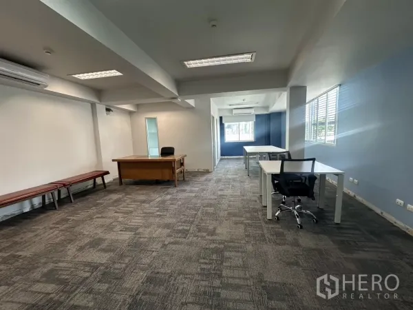 办公空间 出租在Watthana, Bangkok - 通罗开敞式办公室，灰色地毯、蓝色点缀墙、书桌与大窗户，采光充足。