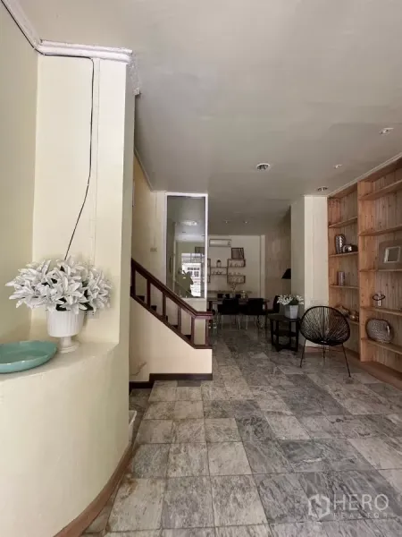 带办公室的家 出租在Suan Luang, Bangkok - 入口走廊带楼梯，可见办公/会客区与内置书架。