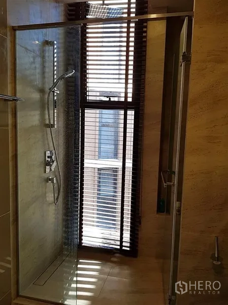 คอนโด ให้เช่าในWatthana, Bangkok - ห้องน้ำพร้อมตู้ shower กระจกใส และมู่ลี่หน้าต่าง