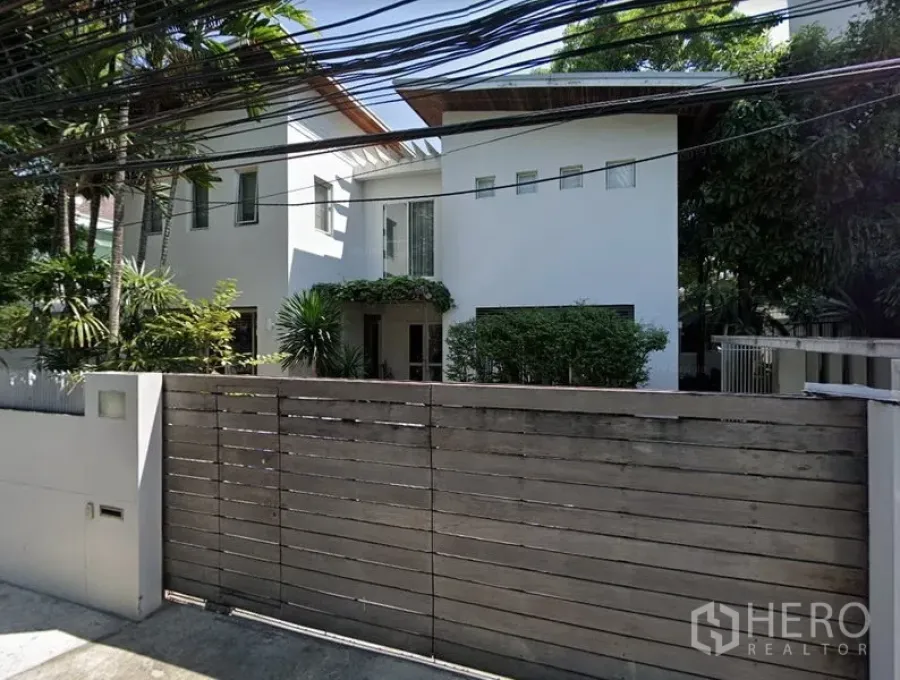 บ้าน ให้เช่าในChatuchak, Bangkok - บ้านเดี่ยวสองชั้นสีขาว สวนร่มรื่น และรั้วไม้หน้าบ้าน