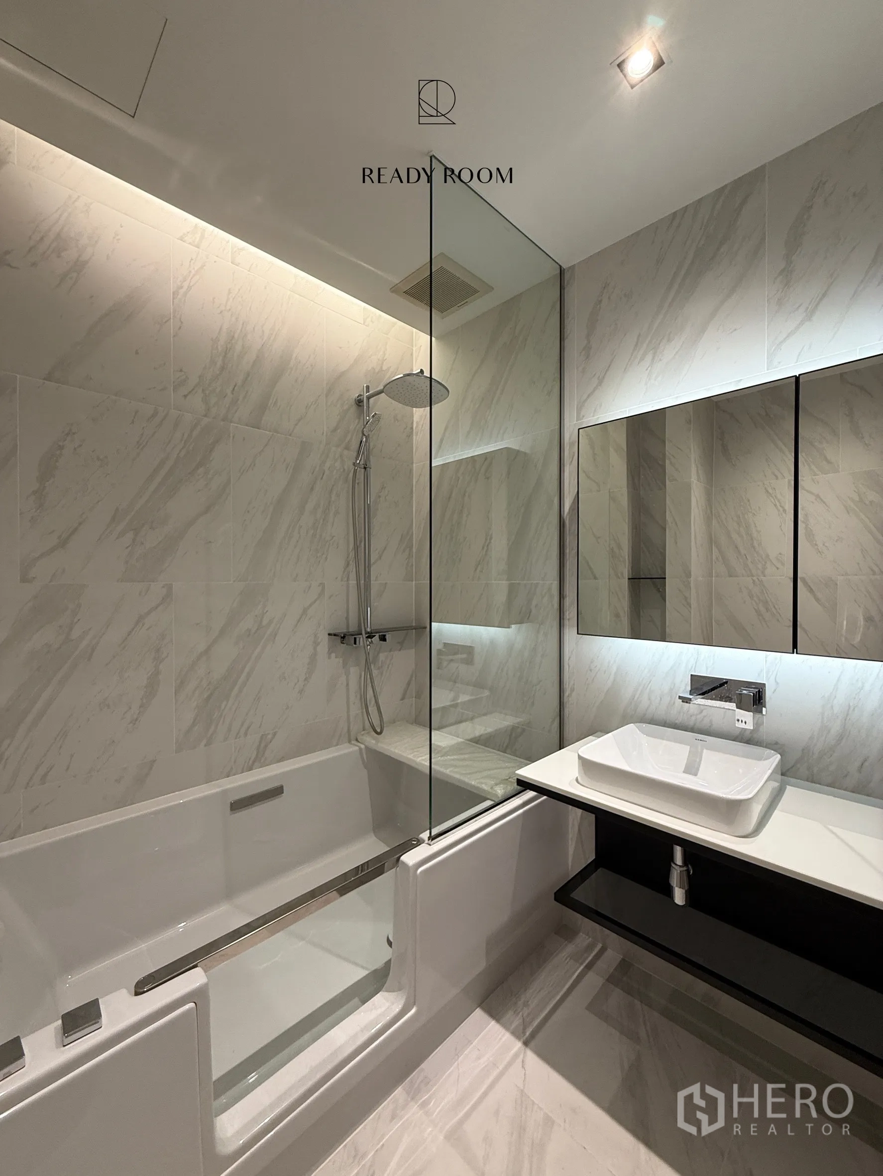 คอนโด for rent in Khlong Toei, Bangkok - ห้องน้ำพร้อมอ่างอาบน้ำ ฉากกั้นกระจก เรนชาวเวอร์ และอ่างล้างหน้า.
