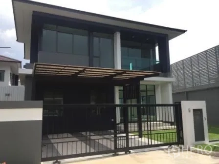 Detached House for rent in Bang Kapi, Bangkok - Modern two-storey detached house facade with glass balcony, gated driveway and covered carport.