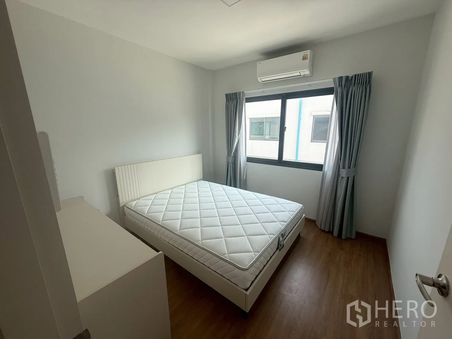 联排别墅 for rent in Bang Phli, Samut Prakan - 明亮卧室，配床、窗帘与空调。