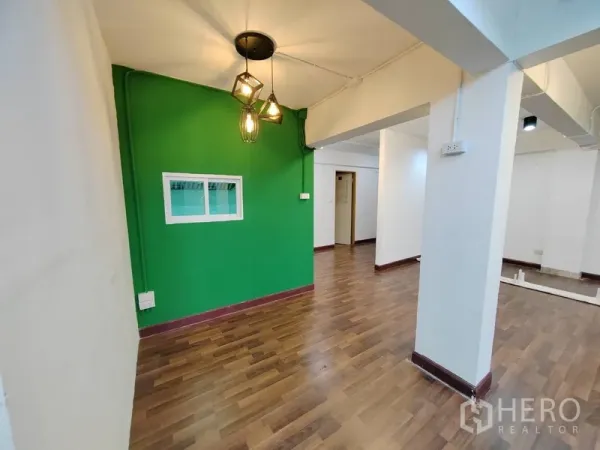 Retail Space for rent in Khlong Toei, Bangkok - Small reception nook with pendant lights and green feature wall
