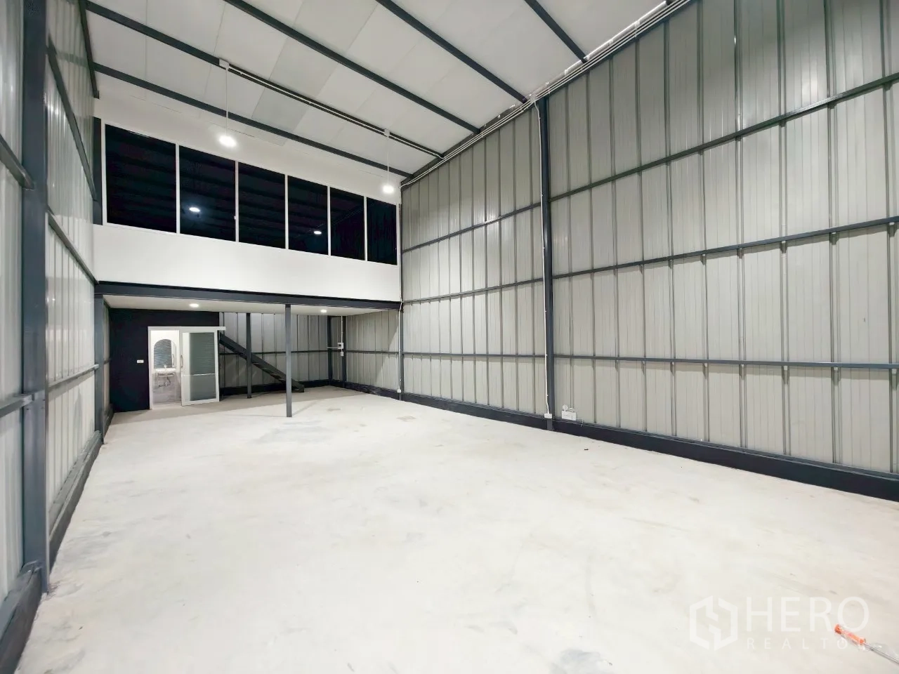 货栈 出租在Phra Khanong, Bangkok - 宽敞库区，钢板墙面，上方设有夹层办公室。