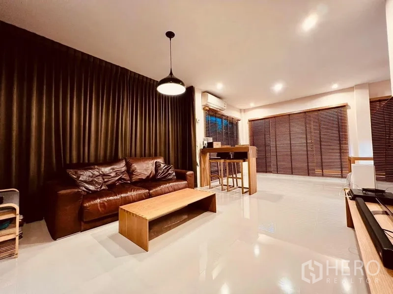 บ้าน ให้เช่าในPhasi Charoen, Bangkok - พื้นที่นั่งเล่นและทานข้าวโอเพ่นแพลน โซฟาหนังและโคมแขวน