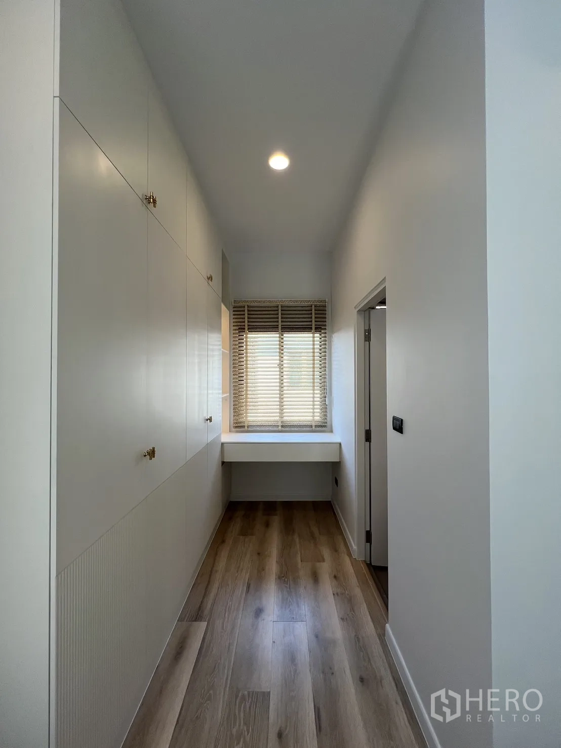 独立式住宅 出租或出售在Bang Kapi, Bangkok - 浴室，灰石质感瓷砖的淋浴区。