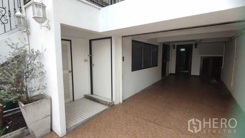สำนักงานที่บ้าน ให้เช่าในWatthana, Bangkok - ทางเข้าและที่จอดรถแบบมีหลังคาใต้ระเบียงชั้นบน