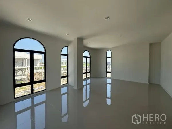 工厂 出售在Lam Luk Ka, Pathum Thani - 转角办公室，多个拱形窗采光充足，地面铺瓷砖。