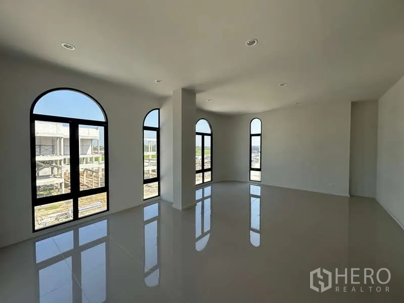 工厂 出售在Lam Luk Ka, Pathum Thani - 转角办公室，多个拱形窗采光充足，地面铺瓷砖。