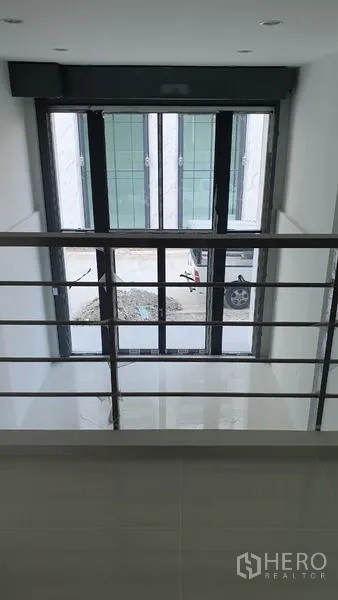 带办公室的家 出租在Suan Luang, Bangkok - 夹层栏杆俯瞰挑高落地玻璃立面。