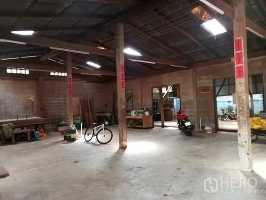 บ้าน ขายในBang Na, Bangkok - อาคารเอนกประสงค์/โรงเรือนภายในที่ดิน พื้นคอนกรีต เสาไม้ และช่องแสงบนหลังคา